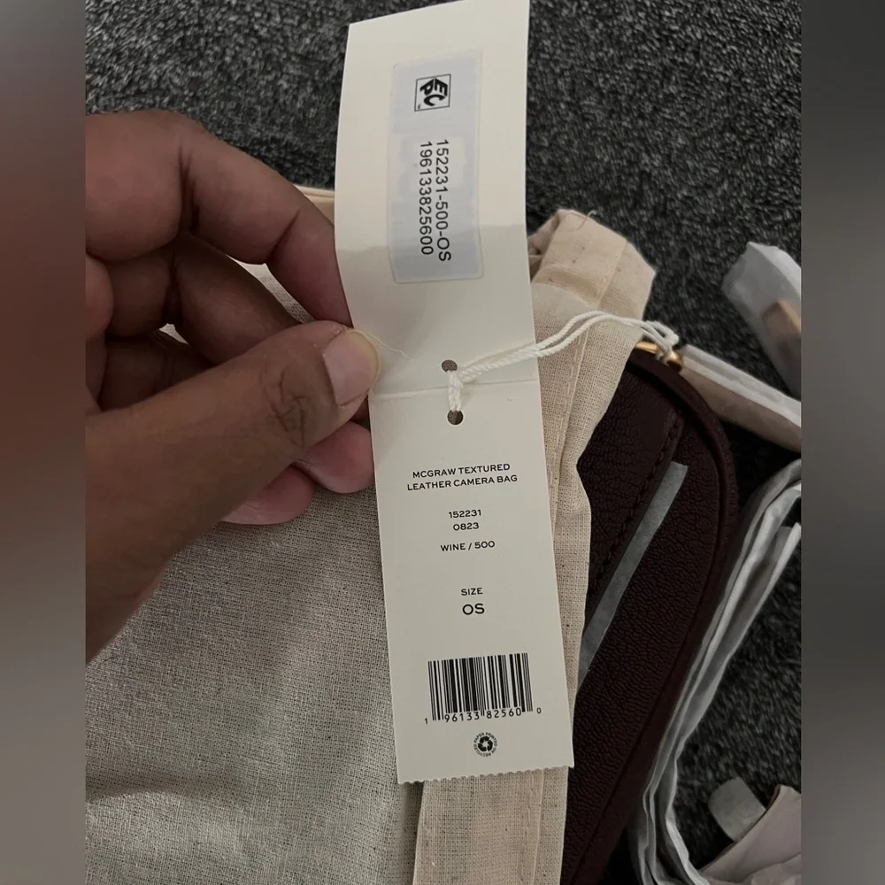 TORY BURCH • TEXTURED MCGRAW LEATHER CAMERA BAG- color WINE - Picture 15 of 16